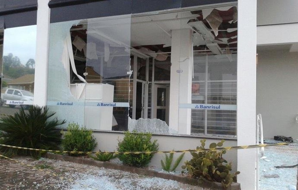 Ir para  <p>Criminosos arrombaram a ag&ecirc;ncia do Banrisul de Vale Real, no Vale do Ca&iacute;, na madrugada desta sexta-feira. O grupo teria utilizado explosivos para violar um caixa eletr&ocirc;nico por volta das...
